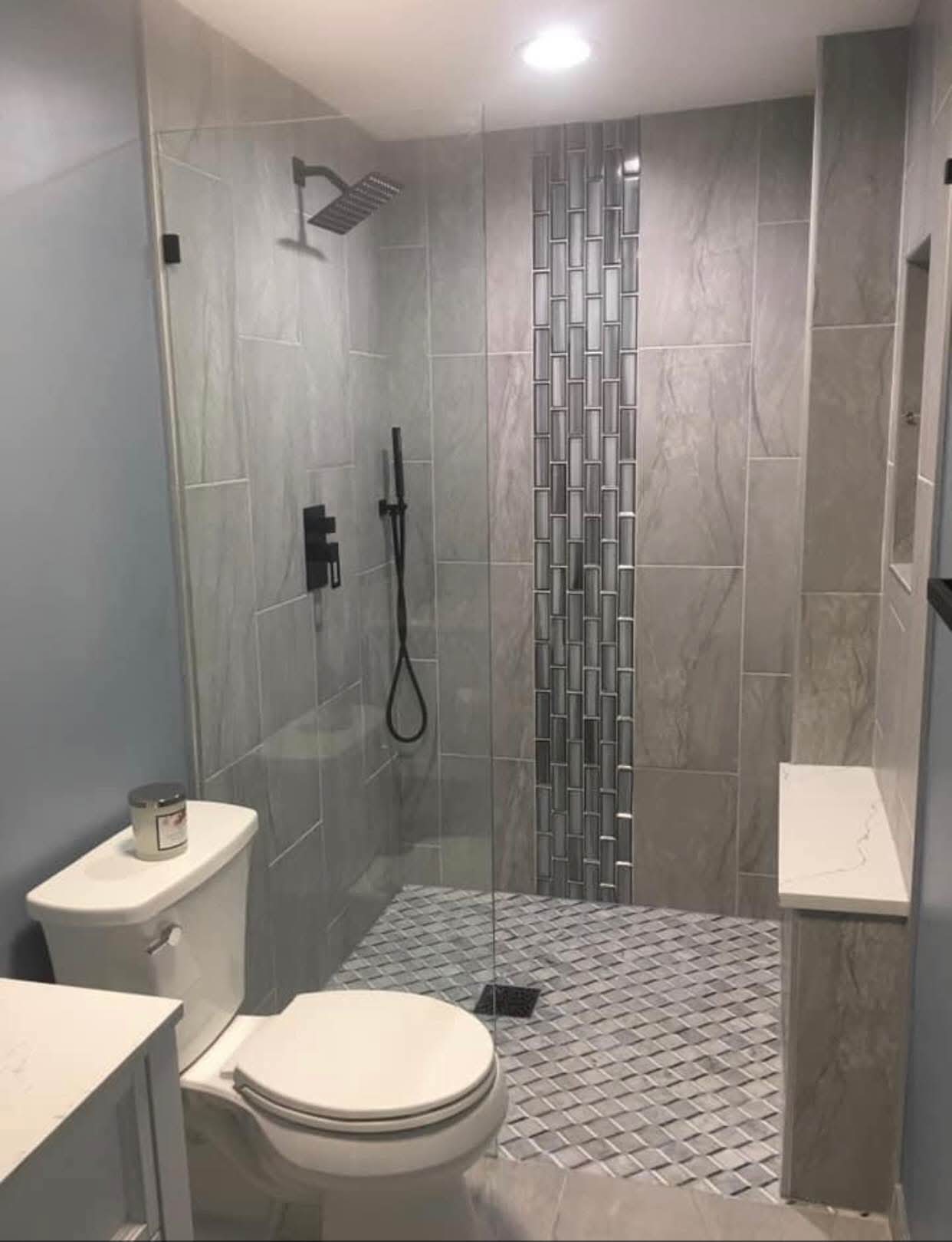 Remodelação de casa de banho em tons cinza com base de duche