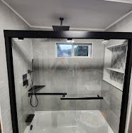 Duche com estrutura preta e revestimento claro