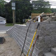 Trabalho exterior com muro de contenção e acabamento em pedra